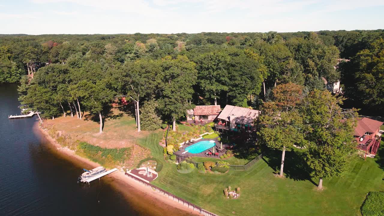 나무가 가득한 반도를 향해 앞으로 나아가다