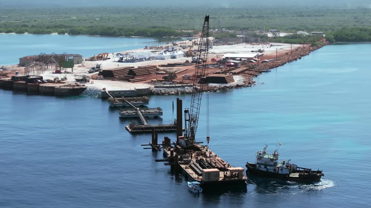 barcaza de grúa y remolcador en la construcción de puerto cabo rojo en pedernales, república dominicana