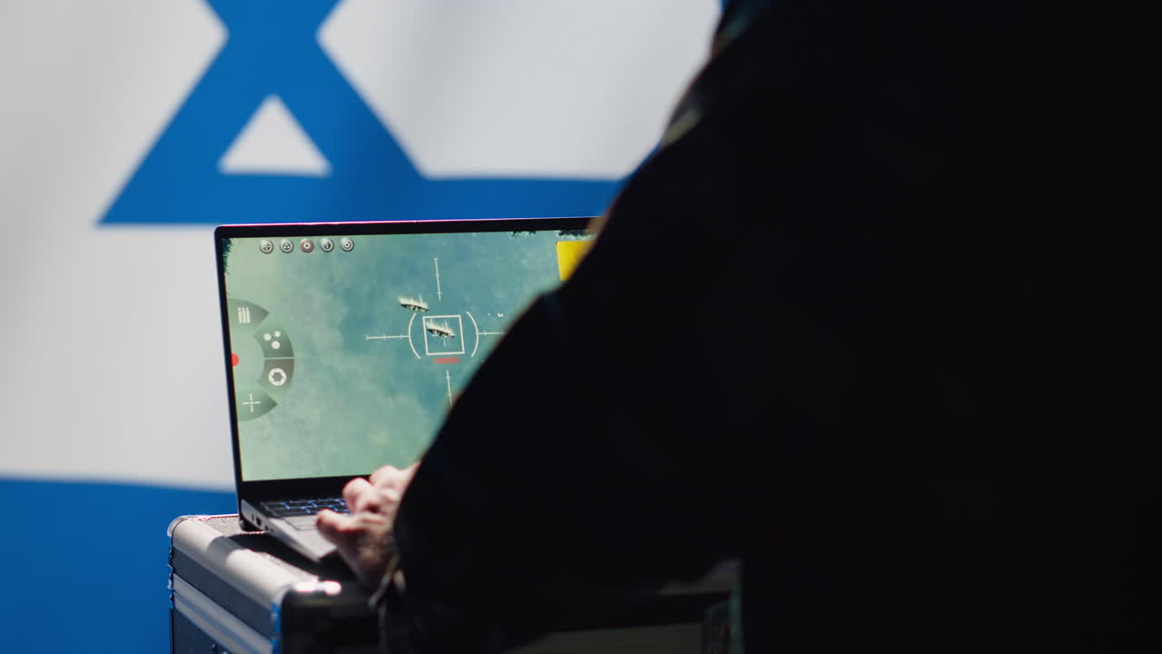 el agente de inteligencia del mossad usa software para transmitir información.