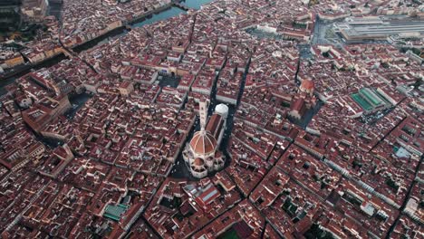 Antigua-Ciudad-De-Florencia-Con-Techos-Rojos-Tradicionales-Y-La-Famosa-Catedral-De-Santa-María-De-La-Flor,-Antena