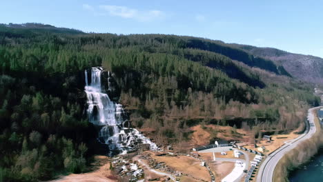 Großer-Wasserfall-Im-Norwegischen-Bergwald---Luftaufnahme