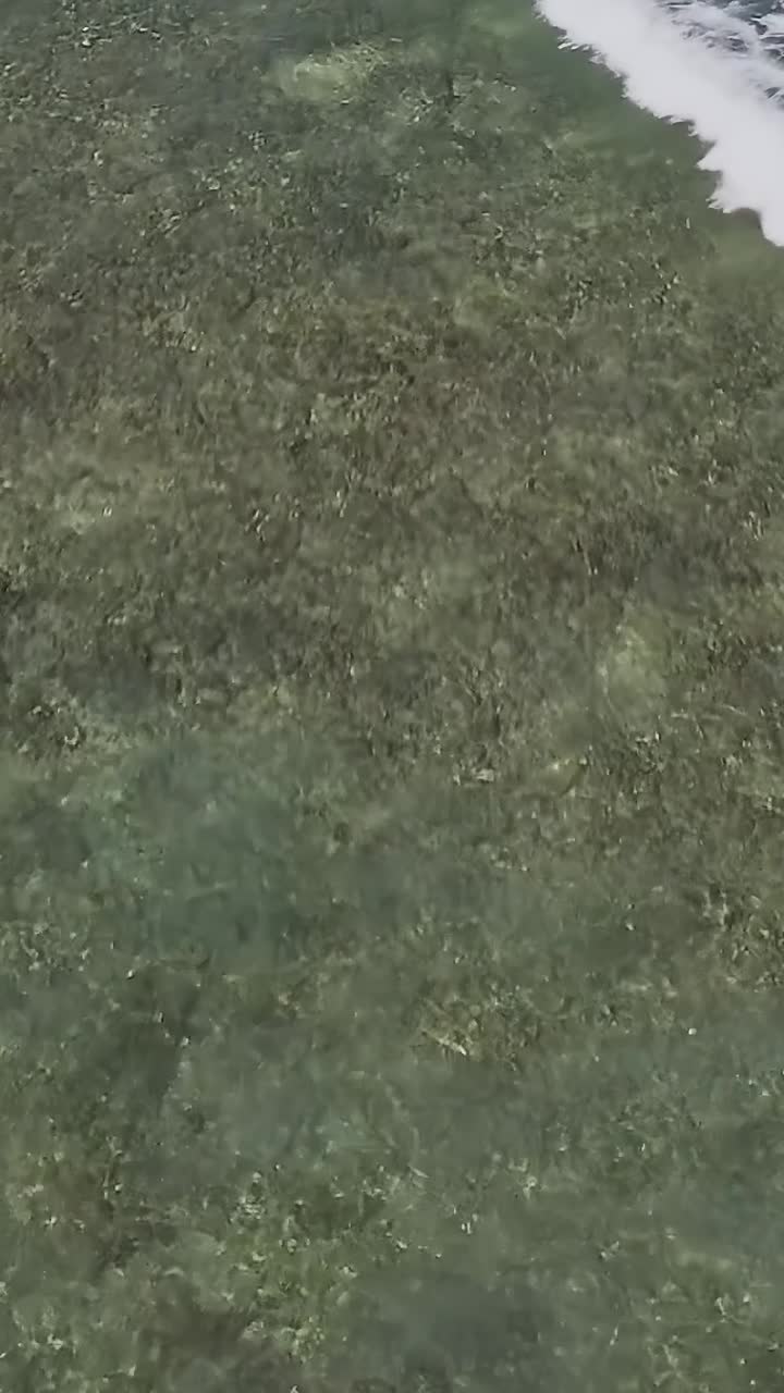 Onde che si infrangono sulla riva nelle Isole Canarie, Spagna