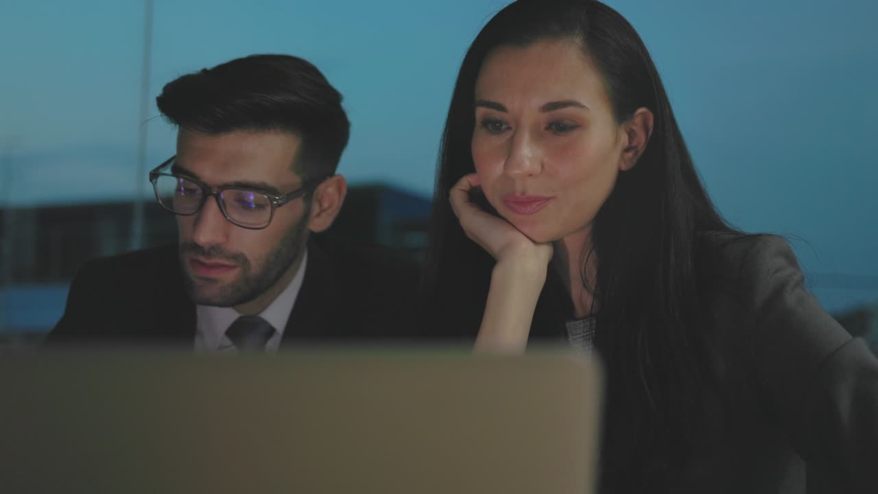 hombres de negocios caucásicos usan trajes discutiendo reuniones de tormenta de ideas