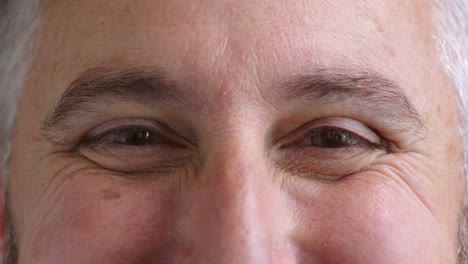 primer plano de la cara de un hombre