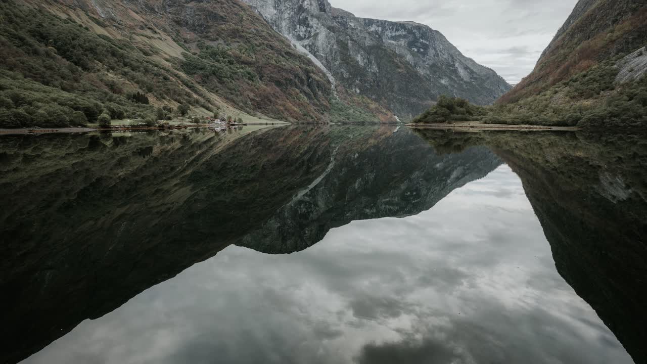 video de lapso de tiempo del fiordo nærøyfjord en noruega, patrimonio mundial de la unesco