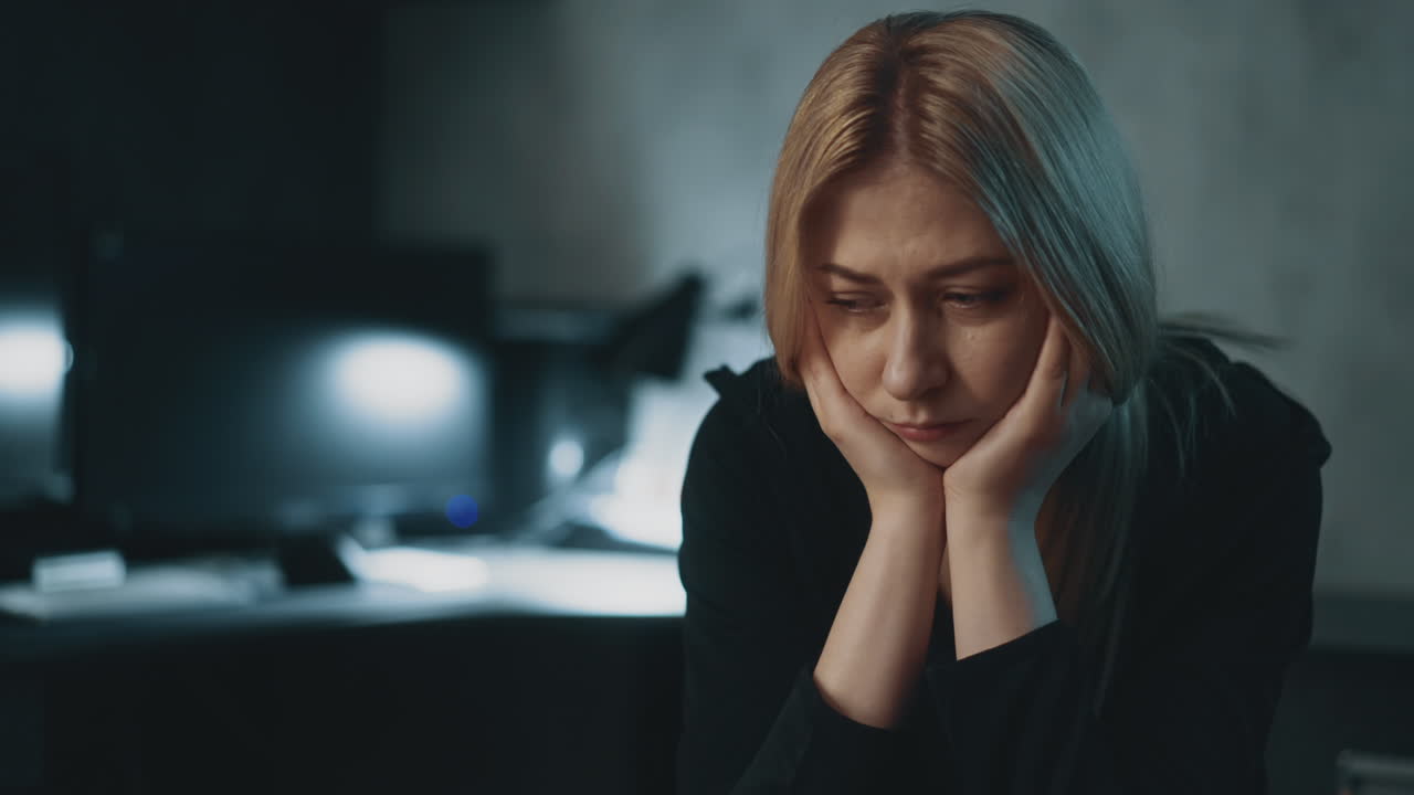 슬픈 여인은 사무실에서 피로와 과로로 고통받습니다.