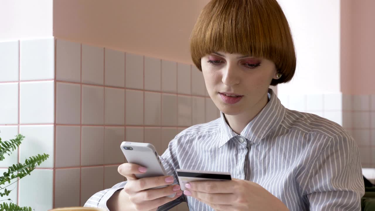 hermosa mujer banca en línea usando teléfono inteligente compras en línea con tarjeta de crédito en el hogar estilo de vida. tecnología e internet concepto - mujer sonriente sentada con teléfono inteligente y tarjeta de crédito 60 fps