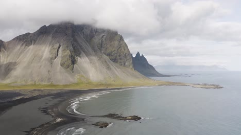 Drohnenaufnahme-Des-Vestrahorn-Berges-Mit-Dem-Brunnhorn-Berg--In-Island