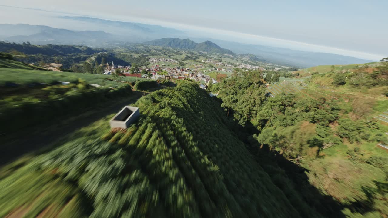 인도네시아의 공중 fpv 시골  ⁇ 빙 산 또는  ⁇ 빙 산은 인도네시아의 중앙 자바에 있는 활성 지층 화산입니다.