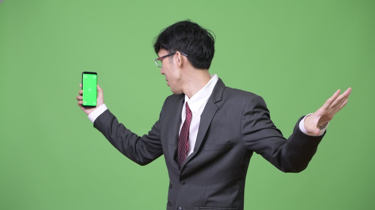 젊은 아시아 사업가 비디오 통화와 카메라에 전화를 보여주는