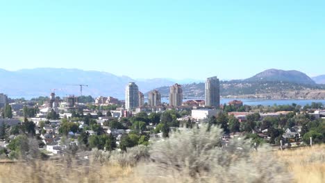 vista del centro de kelowna desde un vagón rodante