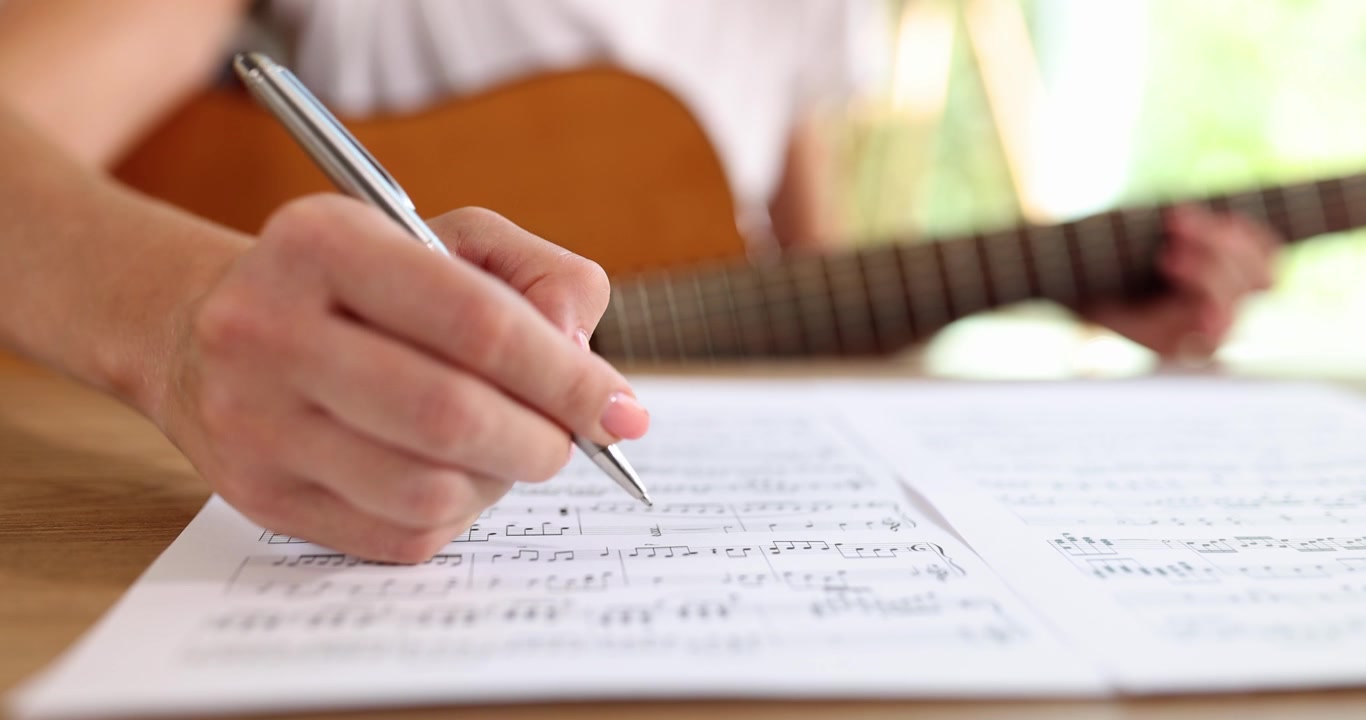 Una donna prende appunti con una penna, primo piano, rallentatore