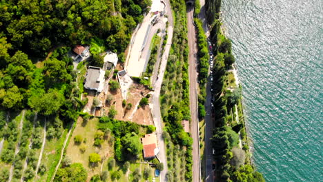 Nach-Unten-Gerichtete-Drohnenaufnahme-Der-Straße-Entlang-Des-Comer-Sees-In-Varenna,-Italien