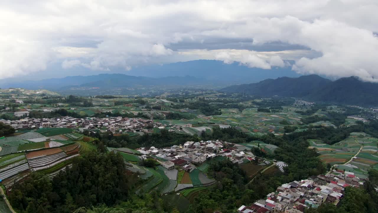 hermoso paisaje indonesio de aldeas y campos, vista aérea de aviones no tripulados