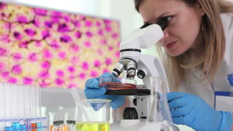científico trabajando con un microscopio en un laboratorio