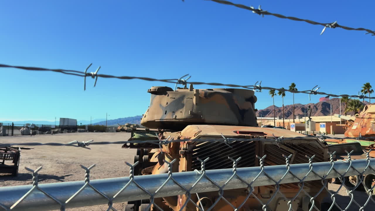 Carro armato storico esposto dietro un cancello di metallo nel Museo Generale Patton del Mojave.