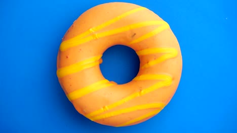 el donut glazado de primer plano.