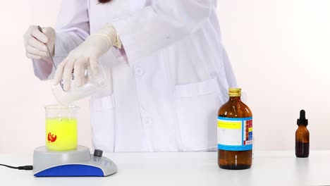 científico que lleva a cabo un experimento de reacción de reloj de yodo en un entorno de laboratorio