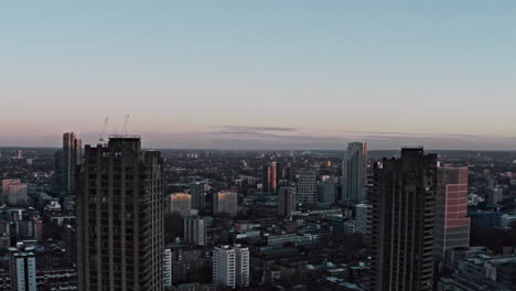 tiro de drone ascendente de torres barbacanas que enmarcan el norte de londres temprano en la mañana