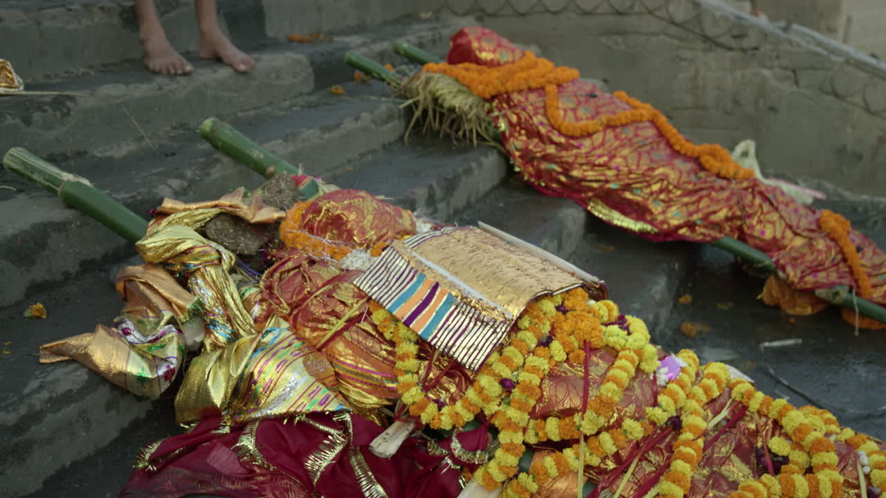 mantas apiladas sobre dos postes de madera