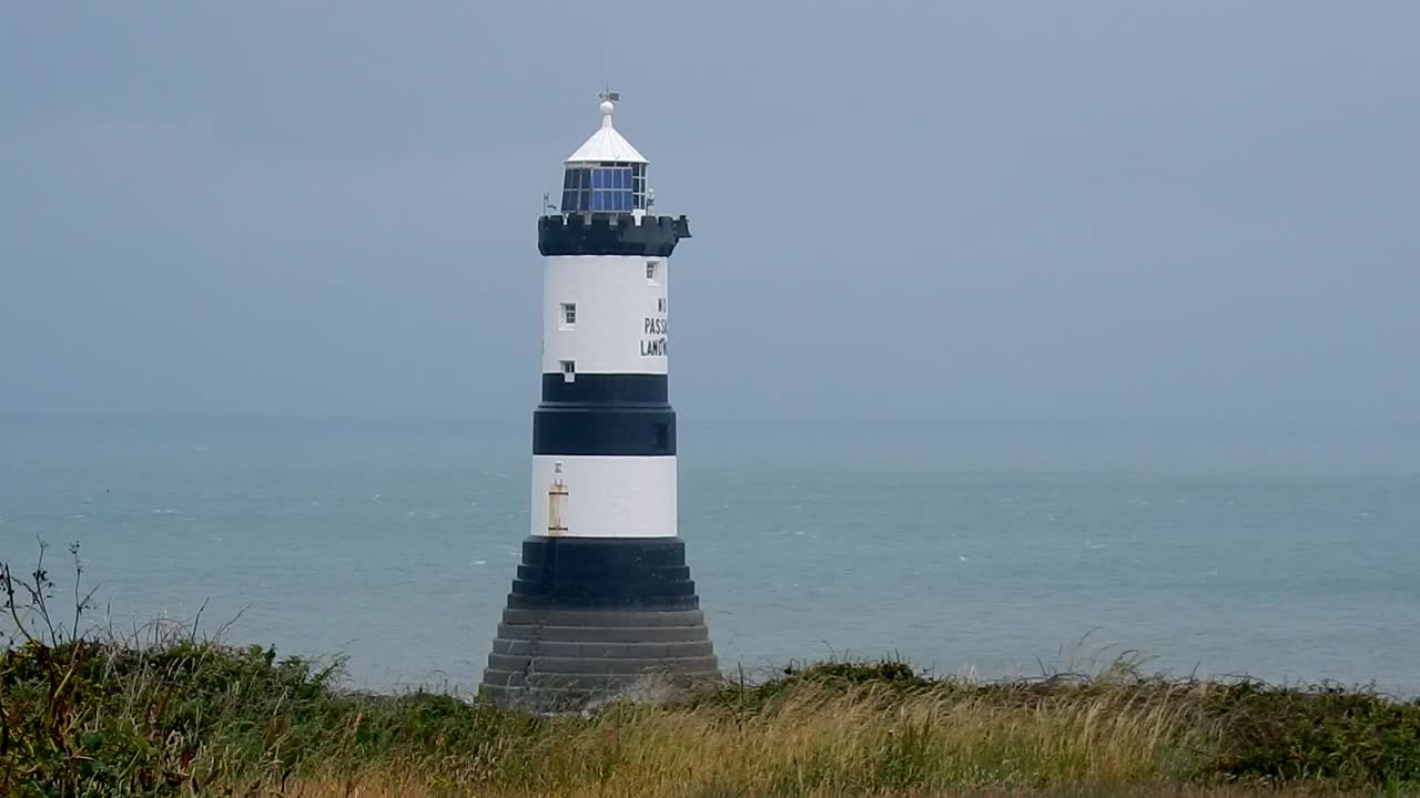 ветреный штормовой травянистый берег маяк пенмон поинт англси северный уэльс линия горизонта