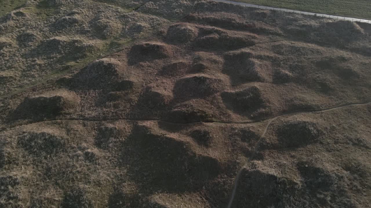 camino que conduce a través de las dunas de arena a la costa del océano, disparo de drones a gran altura