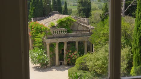 Aufschlussreiche-Aufnahme-Der-Historischen-Architektur-Des-Griechischen-Dorischen-Ordens-Im-Chateau-De-Castille,-Frankreich