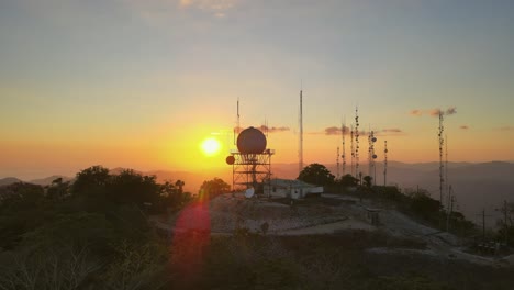 Carmona-Wetterradarturm-Auf-Einem-Hügel-Mit-Leuchtend-Orangefarbenem-Sonnenuntergang,-4K-Luftüberflug-über-Costa-Rica