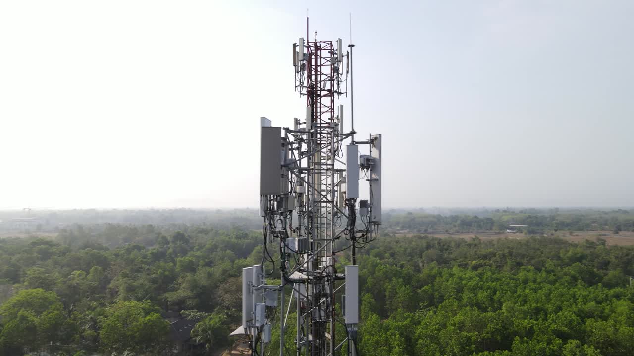 telecomunicaciones inalámbricas, transmisor de radio celular 3g, 4g, 5g y torre repetidora.