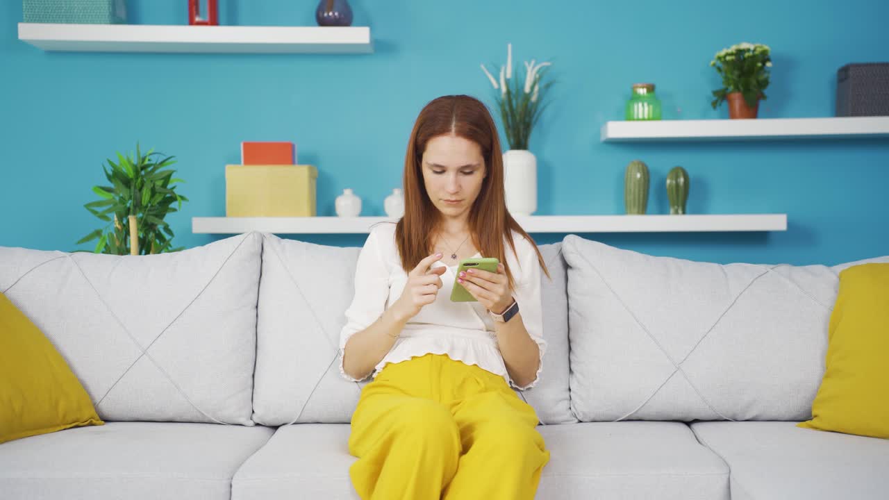 전화하고 있는 젊은 여성.