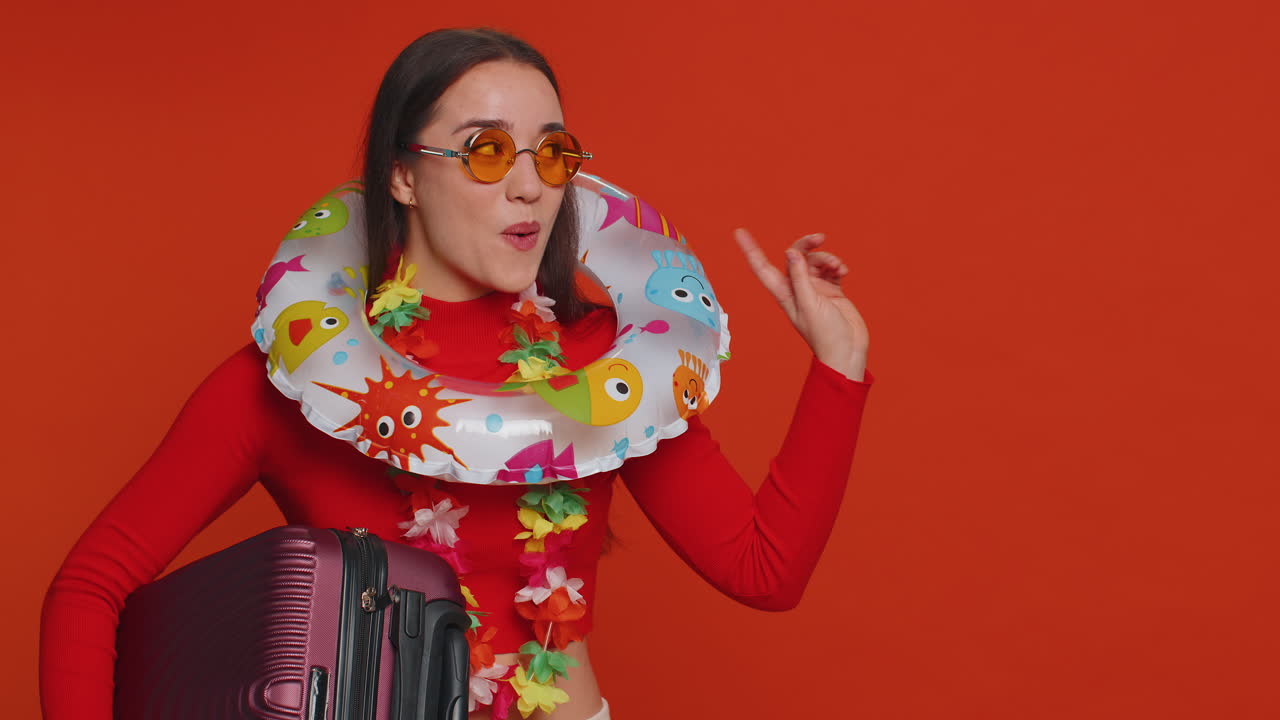 행복 한 여자 는 휴가 를 준비 하고 있다