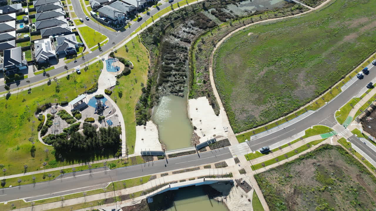 video aéreo de los suburbios del oeste de melbourne en un día agradable de dji drone que muestra grandes espacios abiertos casas vías de agua parque infantil desde los senderos para bicicletas de aire ubicación werribee en melbourne oeste