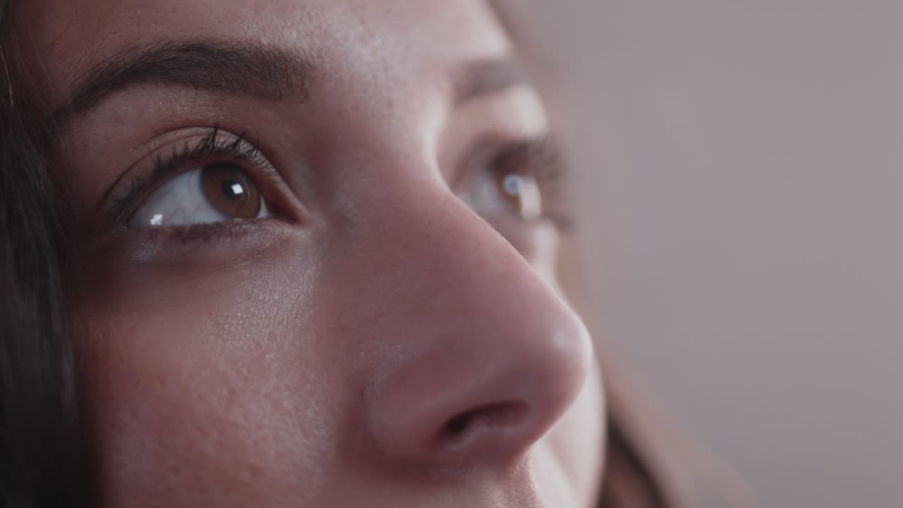 cerca de los ojos mirando hacia arriba y diciendo wow