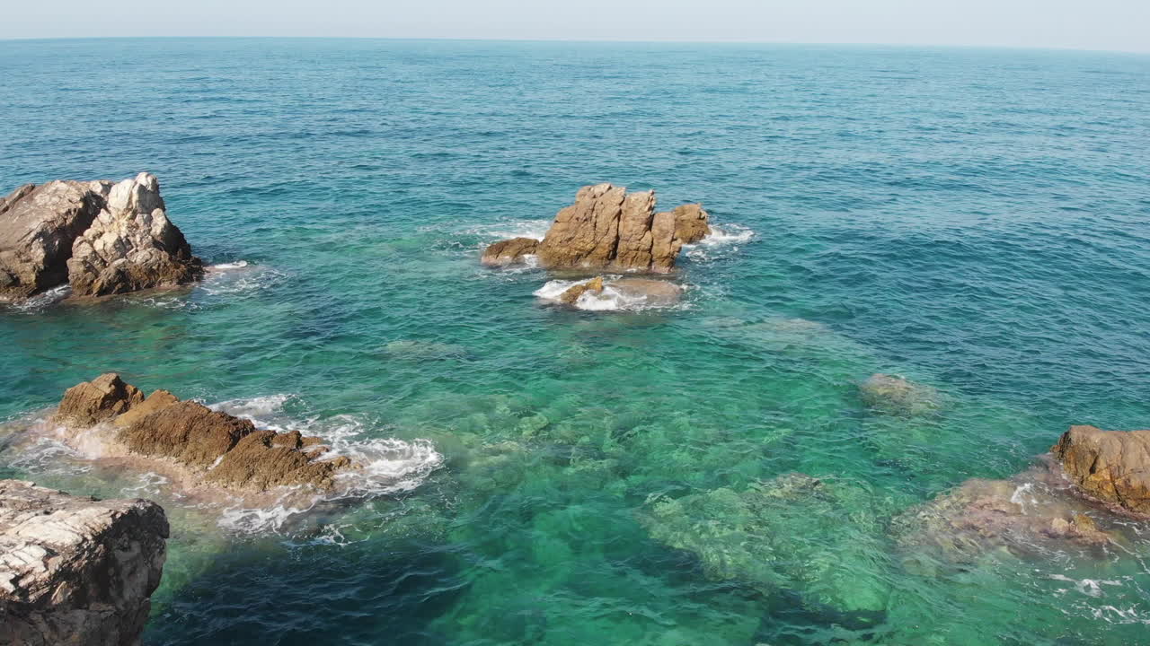 Volo di drone sopra gli scogli marini, spiaggia di Mourtitza, Grecia.