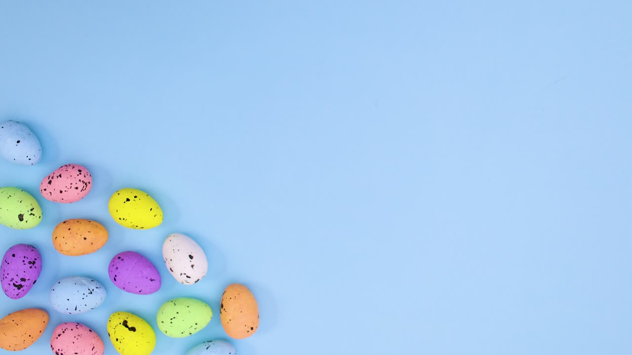 перемещение пасхальных яиц в левом углу пастельно-голубой темы. остановите движение