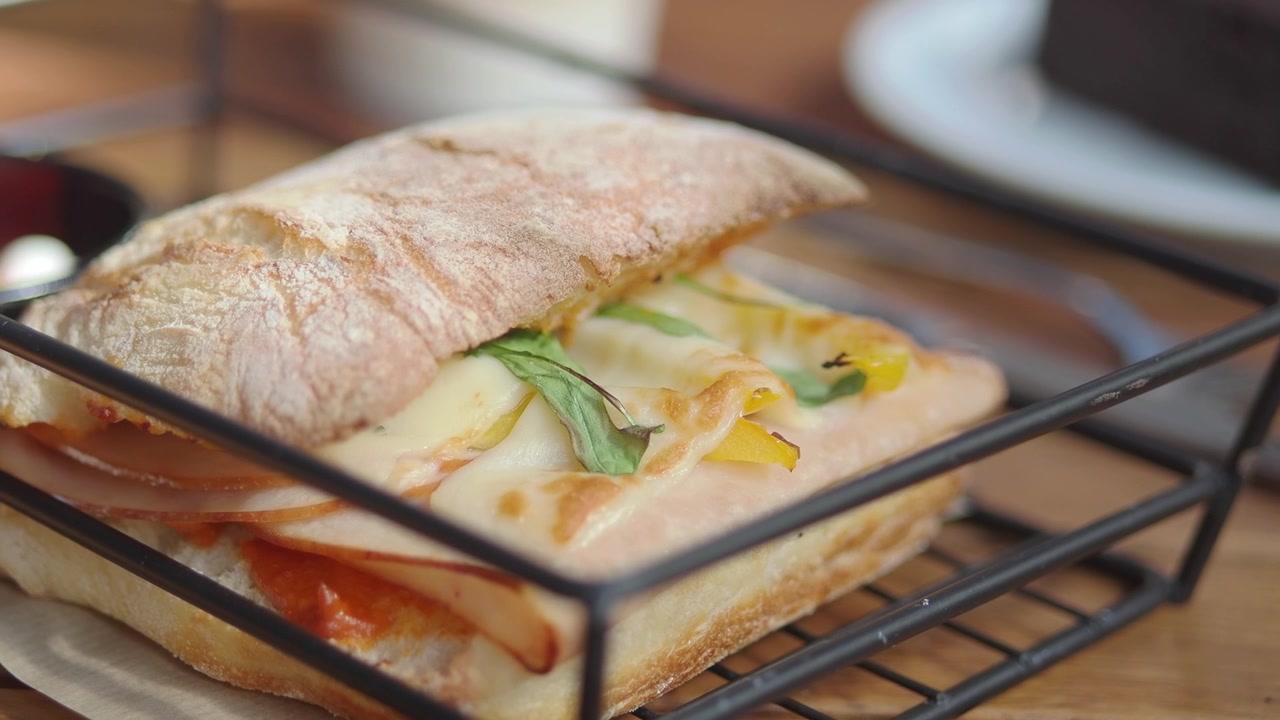 Panino alla ciabatta appena preparato servito in un cestino di metallo