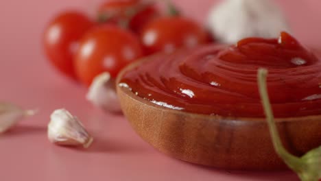 the tomato sauce in a wooden plate rotates slowly.