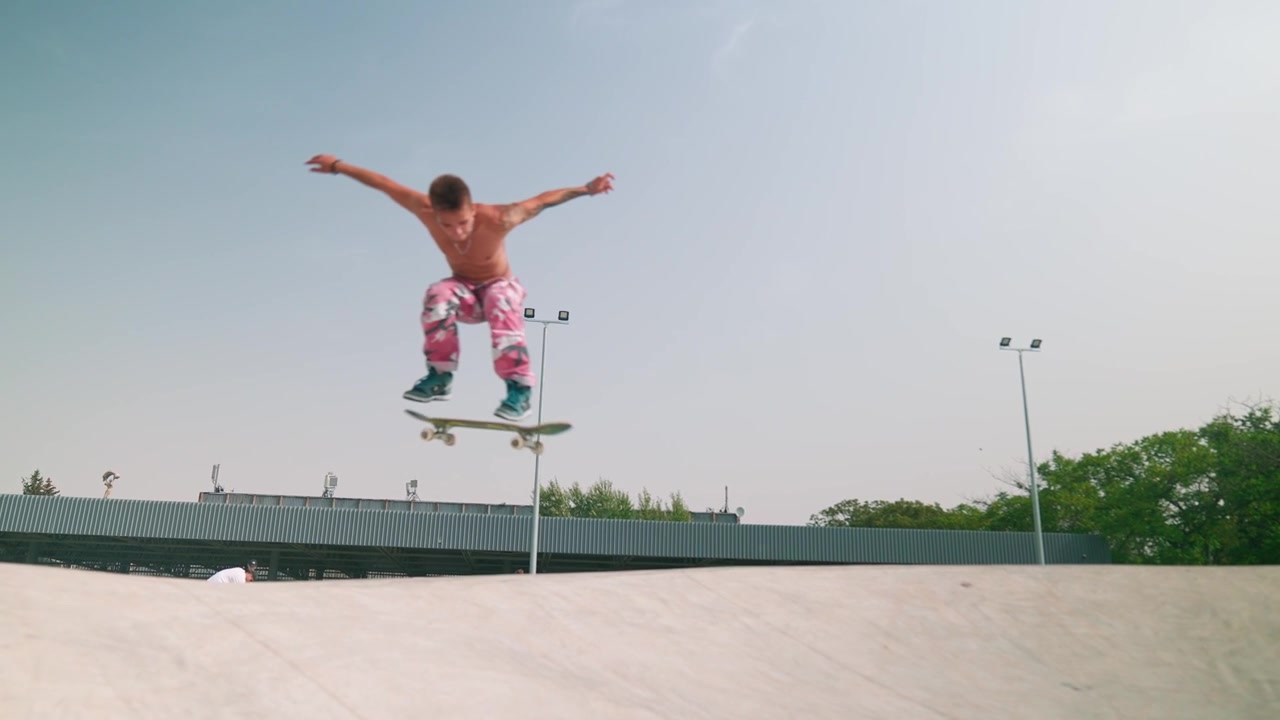 Giovane skater che esegue un ollie in uno skatepark