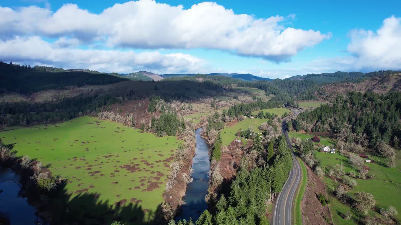 hermoso paisaje de 4k con drones aéreos con vistas a la ropa de cama del arroyo en el sur de oregon