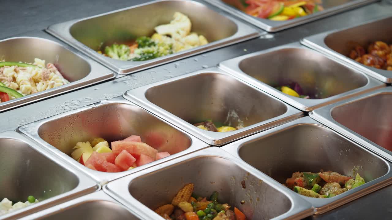 buffet de comida de autoservicio con varios platos