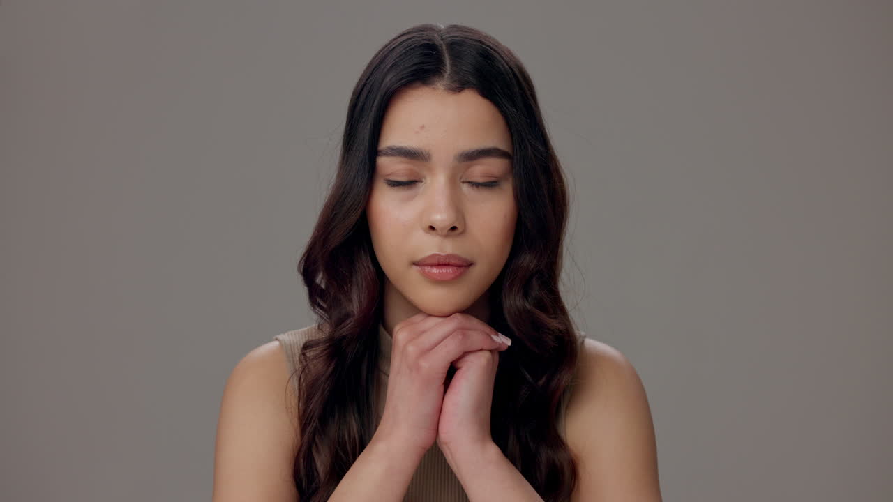 retrato de una hermosa mujer joven sonriendo a la cámara