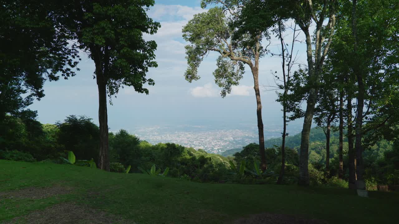 imágenes de paisajes cinematográficos de 4k de la ciudad de chiang mai, norte de tailandia desde la cima de doi pui en un día soleado