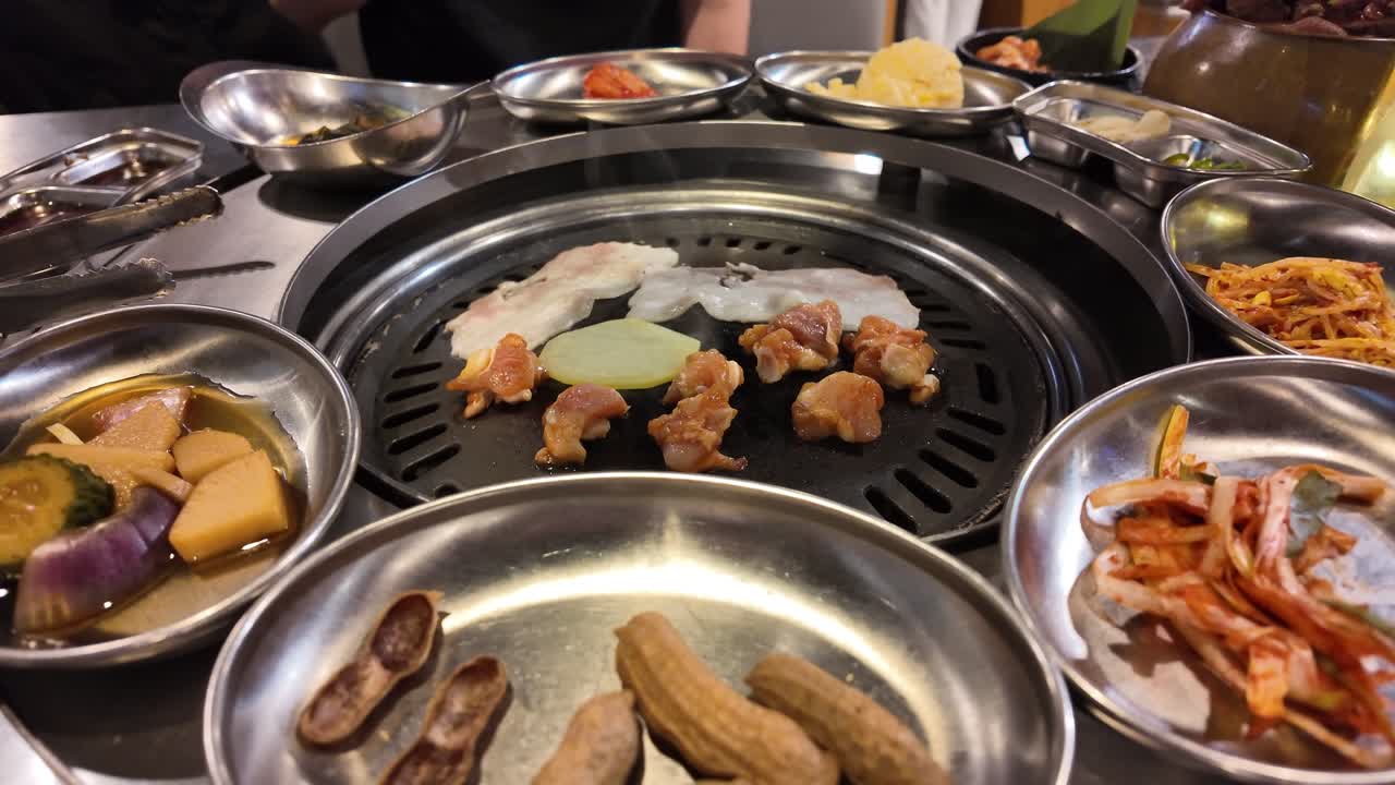 Video gerak lambat pengalaman makan malam barbekyu Korea menampilkan memanggang DIY dan hidangan berbagi di Chongqing, Tiongkok