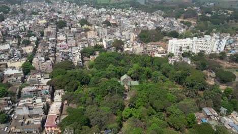 museo del ayuntamiento en primer plano de una amplia vista de avión no tripulado en kolhapur en maharashtra