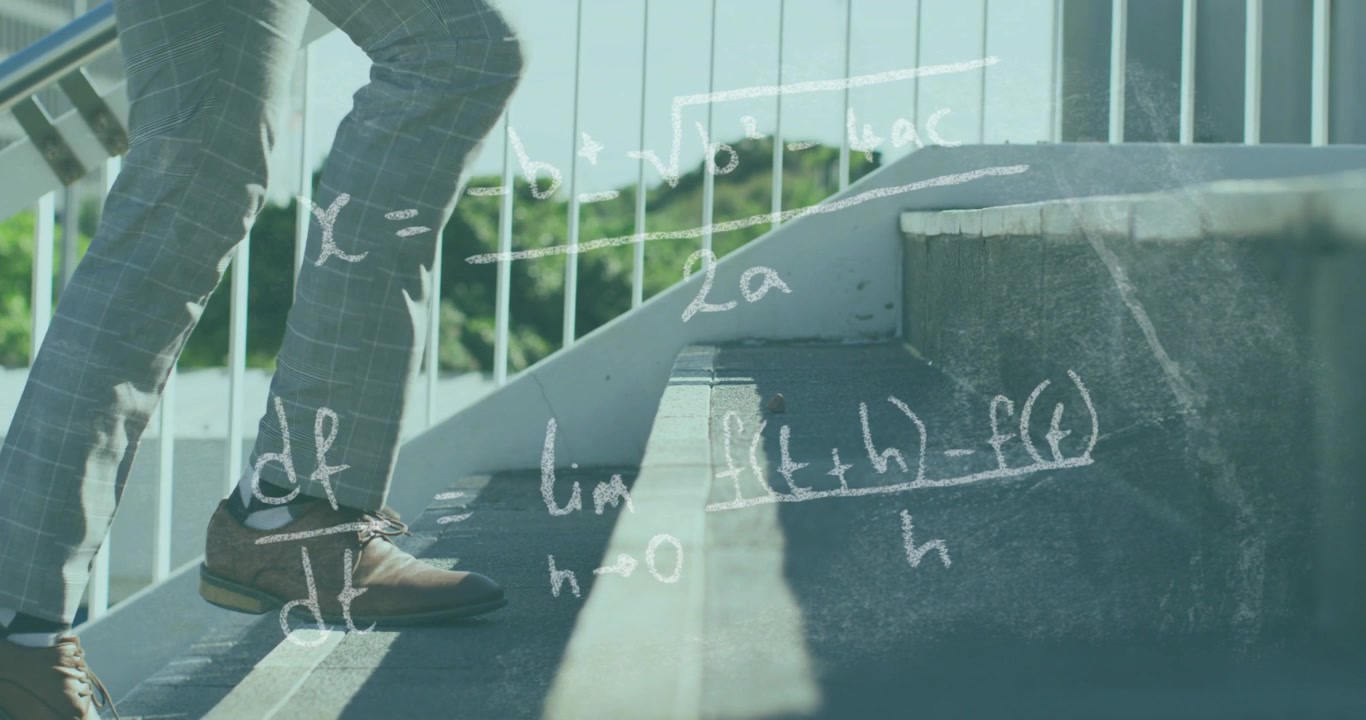 Adam merdivenlere adım atarken matematik animasyonu başlıyor, zirveye ulaşmak için bacaklarının üzerinde tebeşir denklemleri beliriyor.