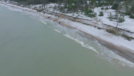 Vista-Aérea-De-Pájaro-De-Los-Edificios-De-Fortificación-Costeros-Abandonados-En-Los-Fuertes-Del-Norte-De-Karosta-En-La-Playa-Del-Mar-Báltico,-Día-De-Invierno-Nublado,-Amplio-Tiro-De-Carro-De-Drones-Moviéndose-A-La-Izquierda