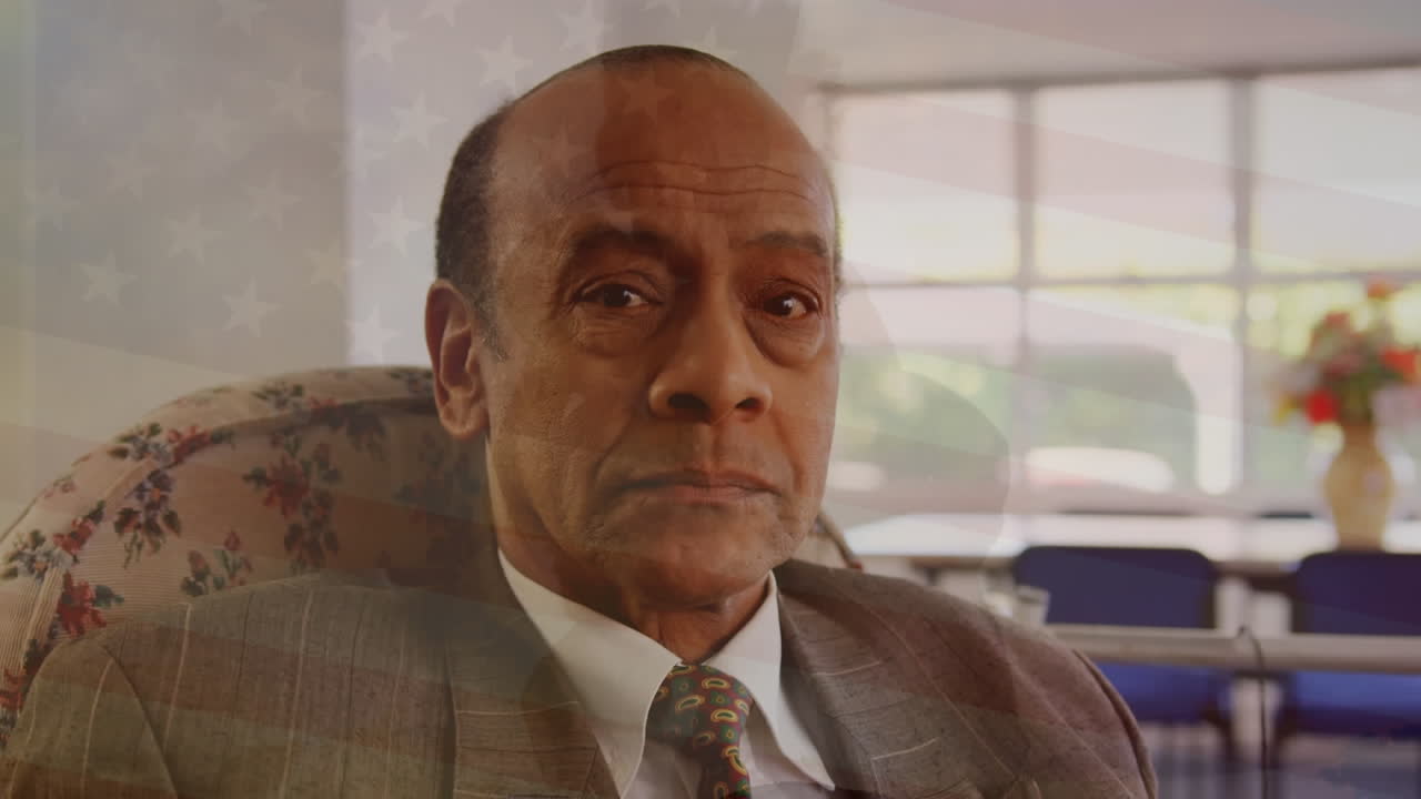 animación de la bandera de estados unidos sobre un hombre biracial mayor.