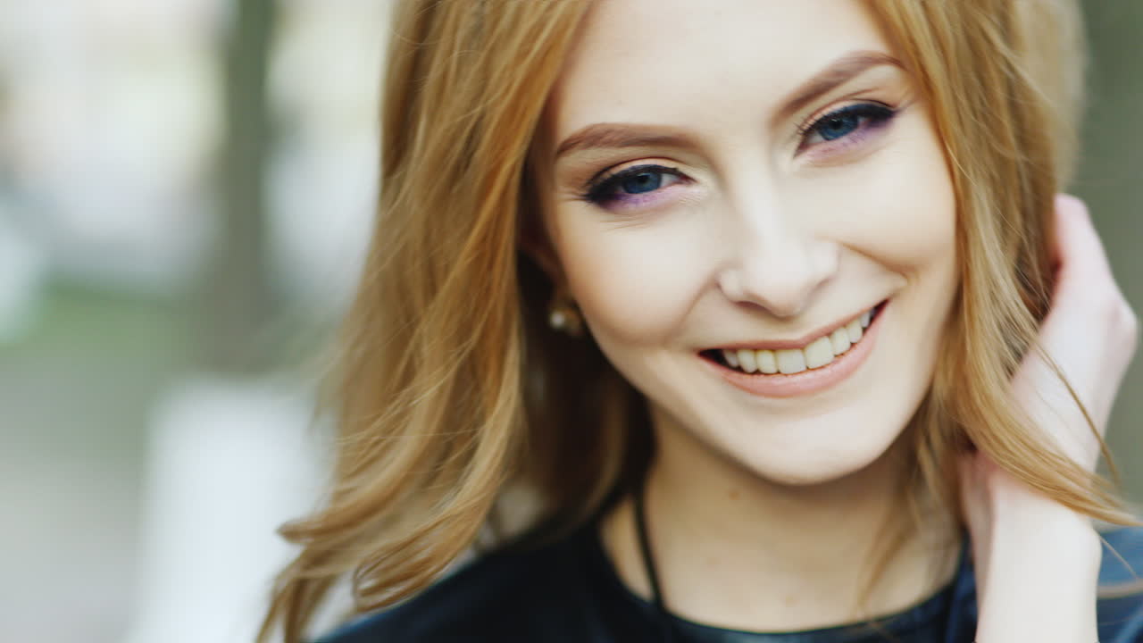 retrato de una joven mujer de ojos azules sonriendo a la cámara de video hd