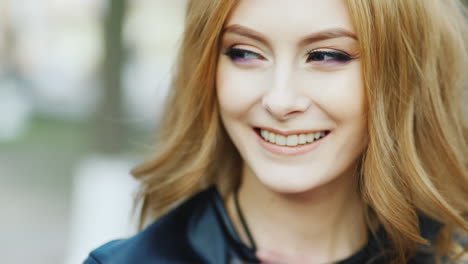 Retrato-De-Una-Joven-Mujer-De-Ojos-Azules-Sonriendo-A-La-Cámara-De-Video-HD