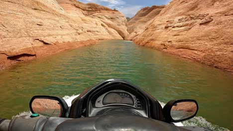 Punto-De-Vista-De-Una-Persona-Haciendo-Esquí-Acuático-A-Través-De-Las-Ranuras-Del-Cañón-Rojo-En-El-Lago-Powell